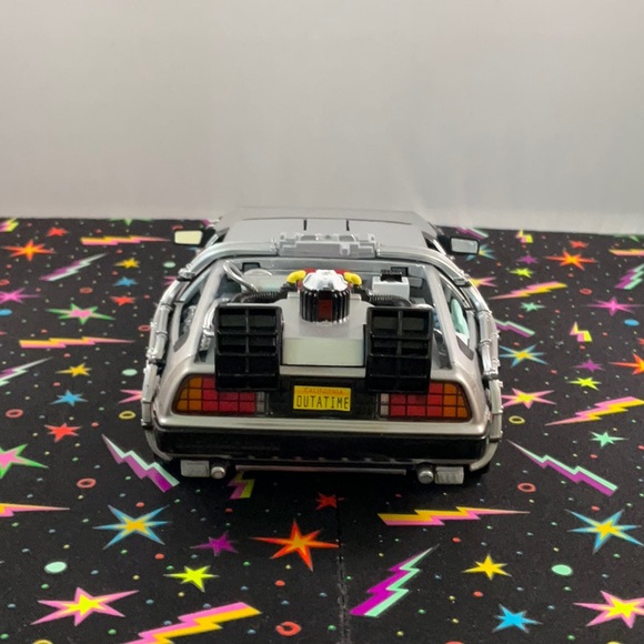 Pre-owned Welly Back to the Future II Delorean Time Machine **slightly damaged** - Picture 7 of 13